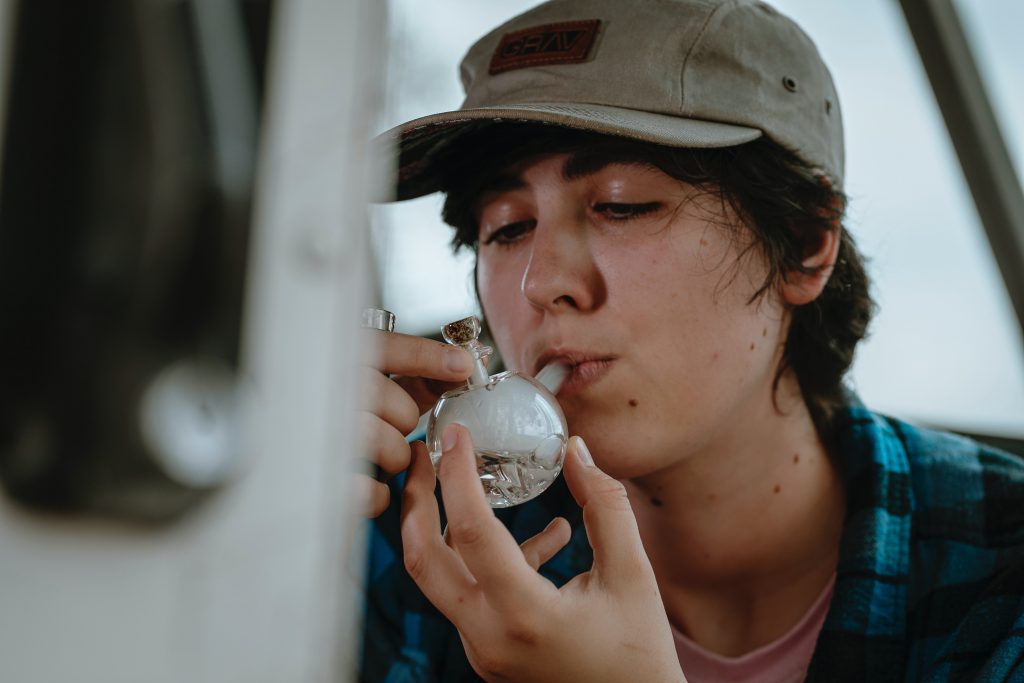 thanh thiếu niên sử dụng cần sa - teen using marijuana