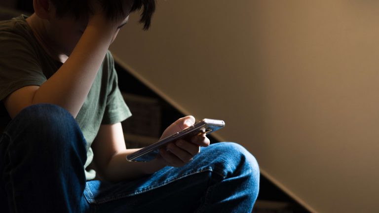 3 tác hại của Internet đối với trẻ (6-10) và cách tránh phòng tránh
