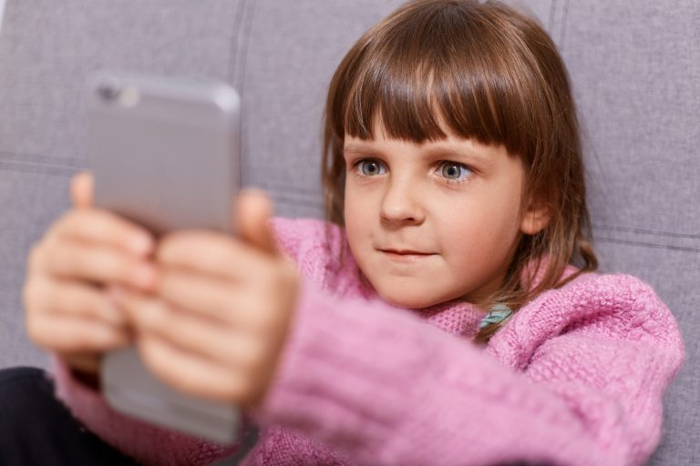 TOP 3 tác hại của Internet đối với trẻ từ 6-10 tuổi và cách phòng tránh